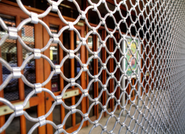 poser un rideau métallique à tubes ondulés Maisons Laffitte