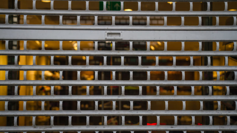 installation rideau métallique à lames dentelles