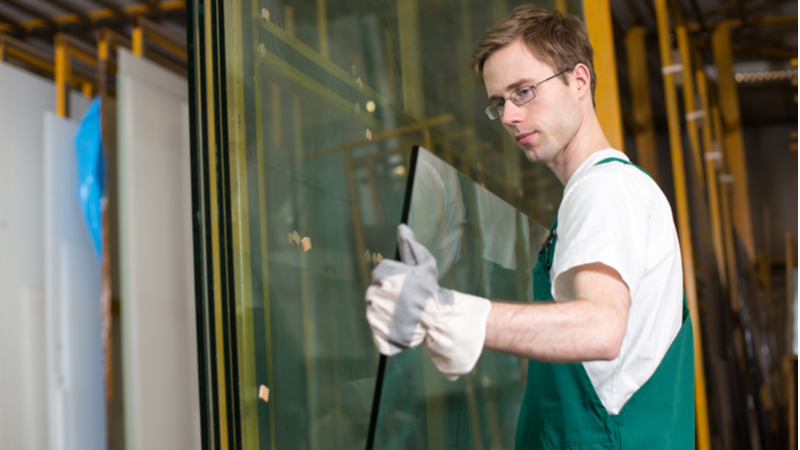 pose d'une vitrine de commerce