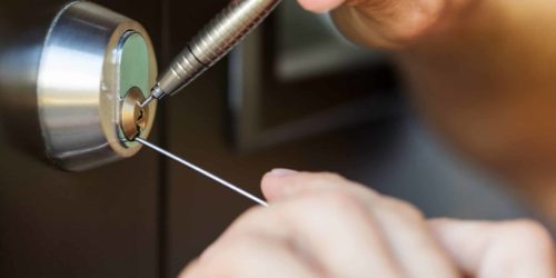 Ouvrir la porte avec une épingle à cheveux et un crochet