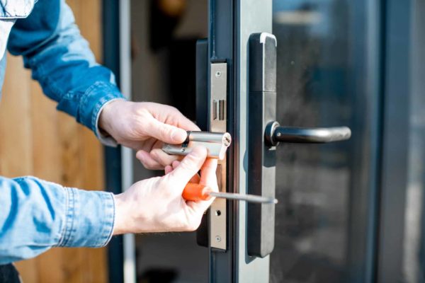 Ouvrir une porte avec tournevis