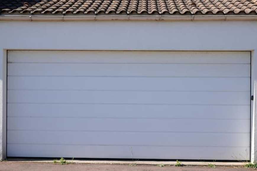 Image Comment poser une porte de garage sectionnelle ?