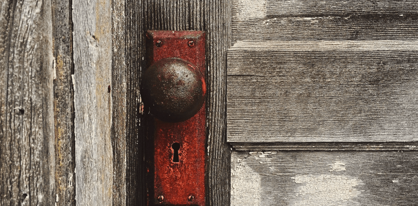 Image Comment ouvrir une ancienne serrure de porte sans clé ?