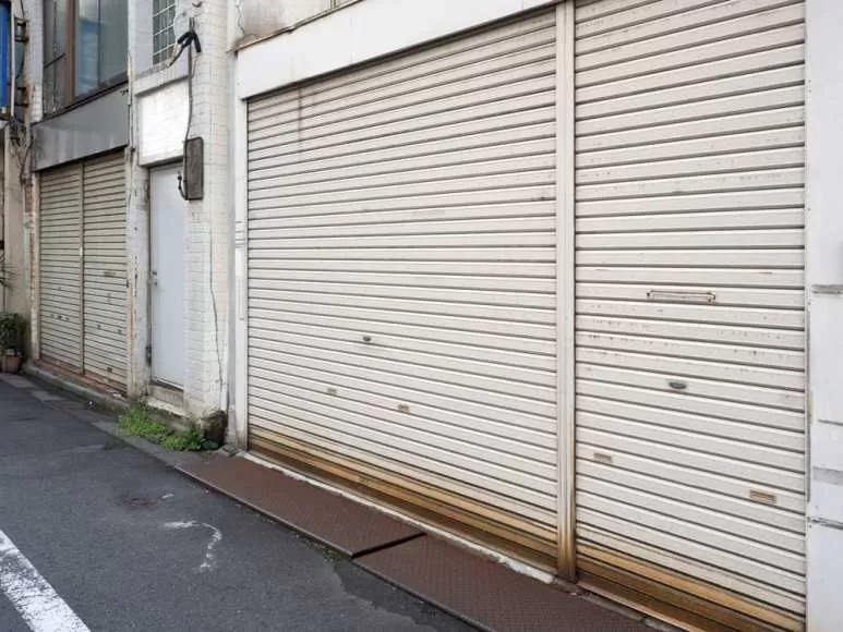 Image Bruit moteur rideau métallique : quand s’inquiéter ?