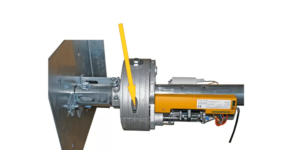 Contrôler le serrage des 2 vis de maintien de la couronne du moteur. Contrôler le serrage des 2 vis de maintien de la couronne du moteur.
