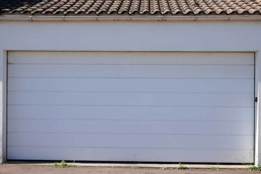 Image Comment poser une porte de garage sectionnelle ?