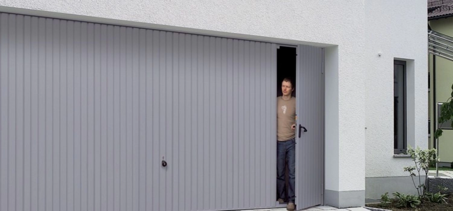 Image Comment bloquer une porte garage basculante ?