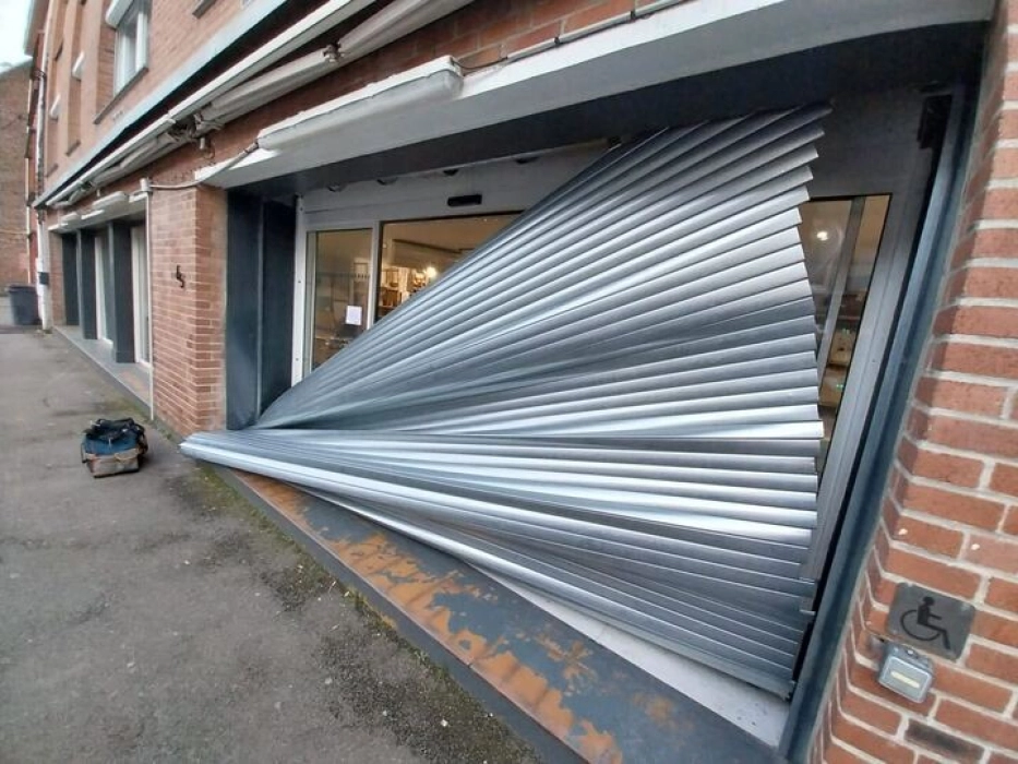 Image Un rideau métallique bloqué : comment réparer ?