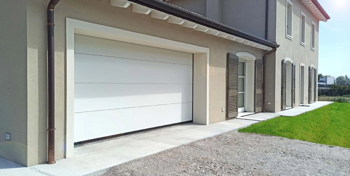 Image Que choisir : porte de garage sectionnelle ou enroulable ?